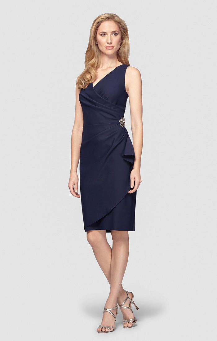 ALEXEVENINGS Slimming Ruched Cocktail Dress with Flattering V-Neckline & Hip Embellishments | Curve-Hugging Petite Design